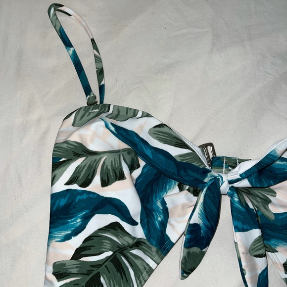 Hollister floral one piece - Picture 5 of 10